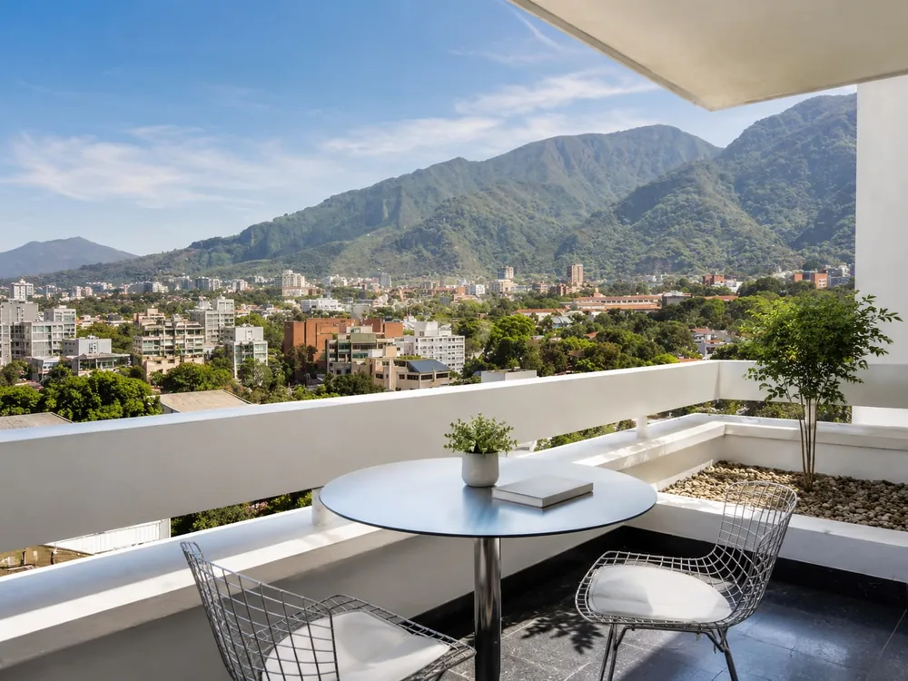 Vistas a El Ávila desde balcón privado — CUARTA AVENIDA SUITES